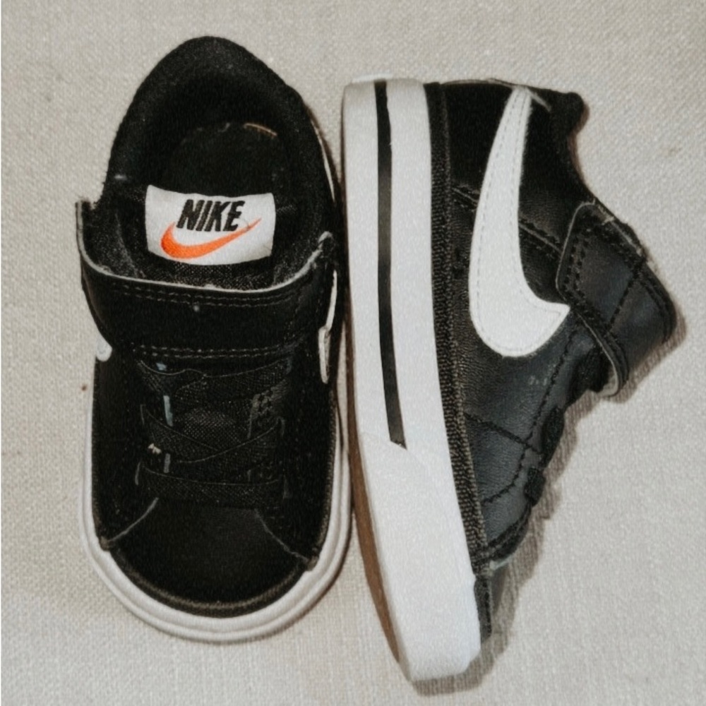 Nike Court Legacy- Black & white